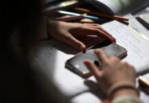 Intorno al divieto degli smartphone in classe